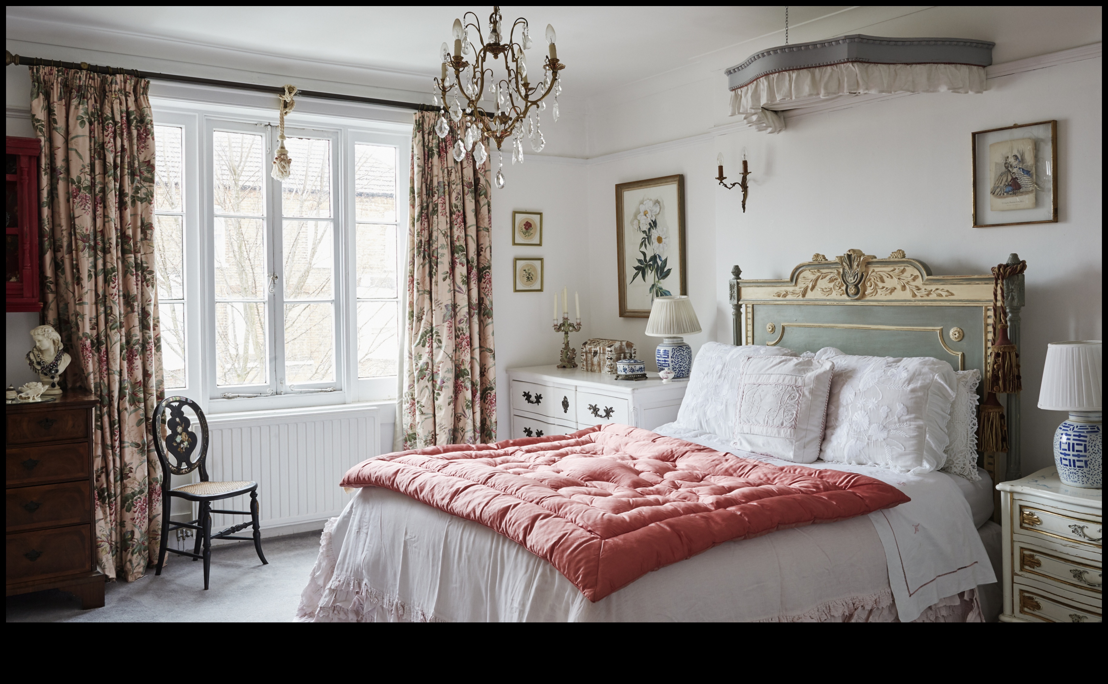 Πώς μπορώ να διακοσμήσω ένα υπνοδωμάτιο εμπνευσμένο από τη βικτοριανή εποχή με λεπτομέρειες από δαντέλα;