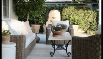 Πώς να σχεδιάσετε έναν κομψό υπαίθριο χώρο σαλονιού με έπιπλα ρατάν χρησιμοποιώντας ιδέες διακόσμησης;