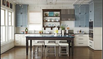 Πώς μπορώ να δημιουργήσω μια παράκτια κουζίνα με ναυτικές πινελιές;